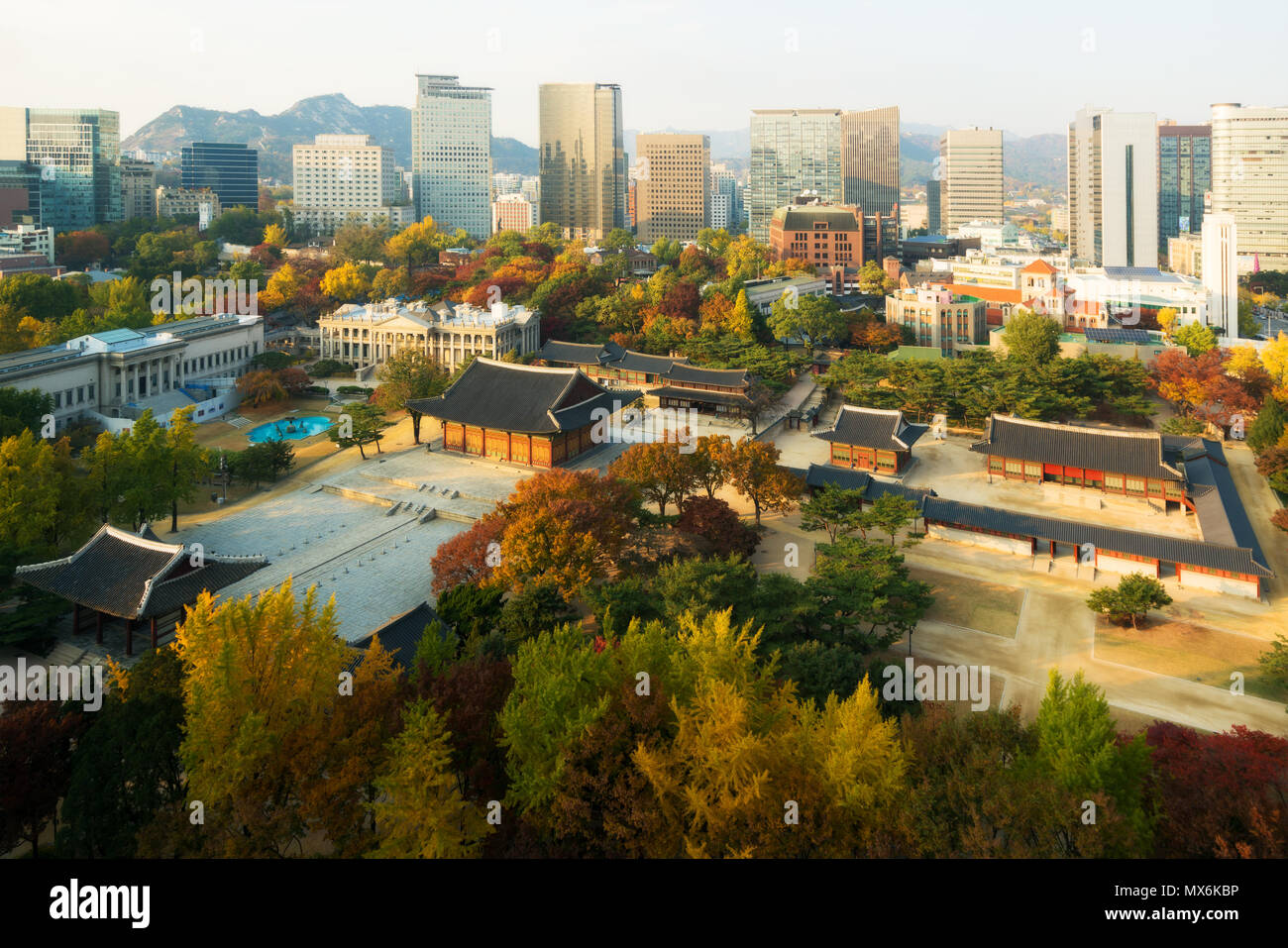 La ville de Séoul et palais Deoksugung en saison d'automne à Séoul, Corée du Sud. Banque D'Images