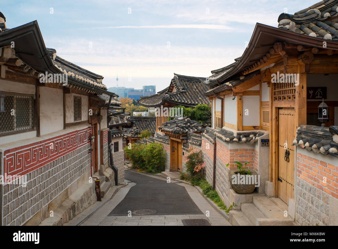 L'architecture de style traditionnel coréen au village de Bukchon Hanok avec N Séoul tour en arrière-plan à Séoul, Corée du Sud. Banque D'Images