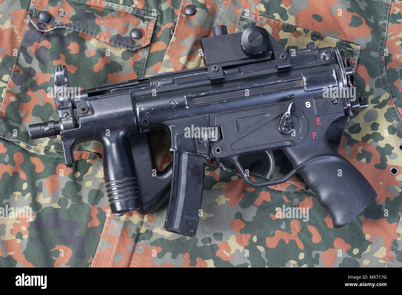 Pistolet mitrailleur allemand MP5 moderne sur fond de camouflage Banque D'Images