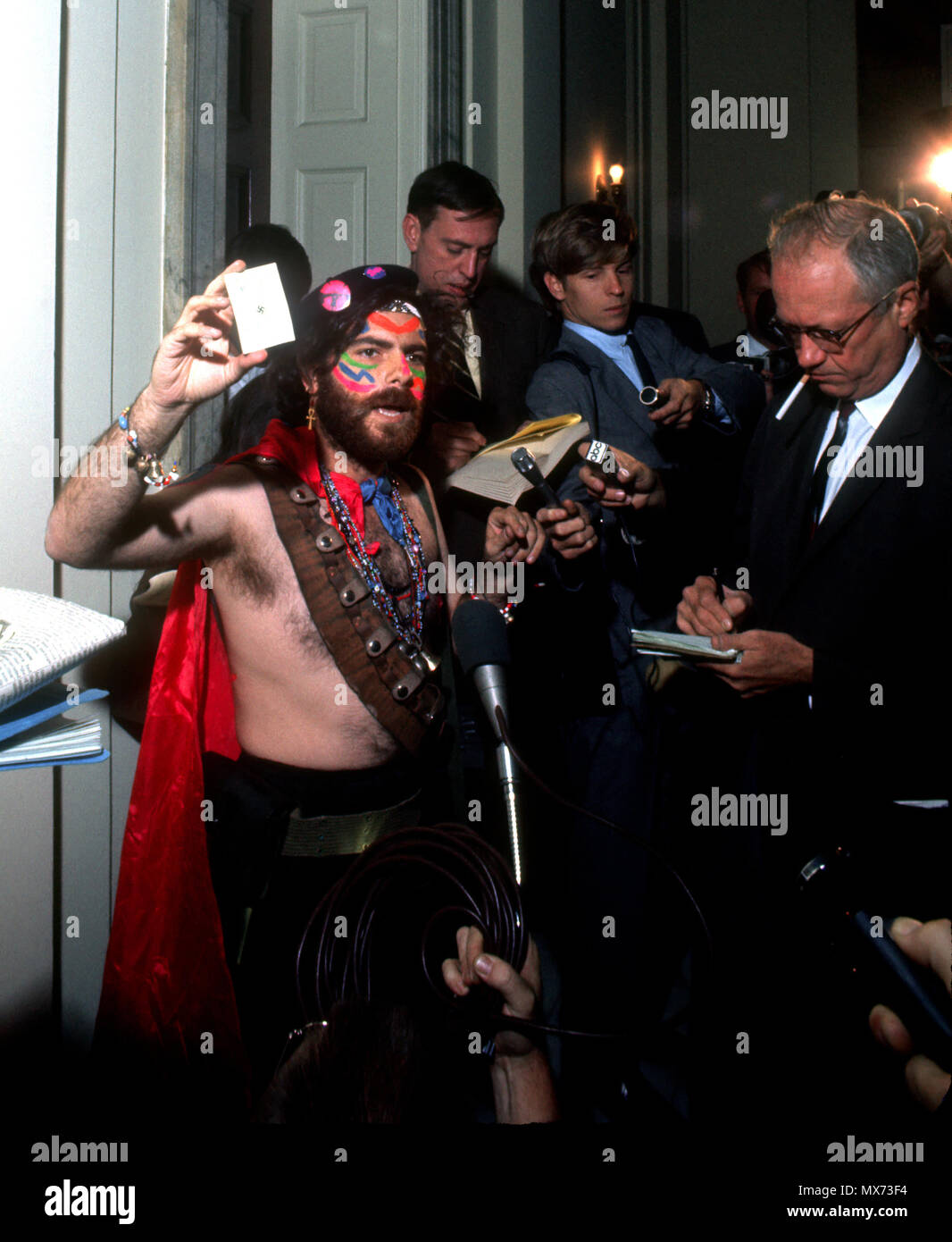 Washington DC 1968/12/01 Jerry Rubin d'être interviewé par les journalistes dans les couloirs du Congrès en décembre 1968 Photo par Dennis Brack B 9 Banque D'Images