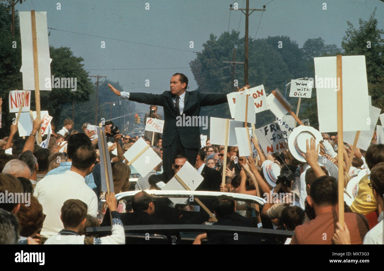 Philadelphia, PA 1968/10/20 Richard Nixon campagne en Pennsylvanie, en octobre 1968. Il s'agissait d'une campagne épique de jour. Il a commencé dans le King of Prussia Mall et alla tous les jours avec des foules comme ceci sur tout le chemin jusqu'à la fin de la journée à Newark dans le New Jersey. Agent des services secrets Denny Shaw (et les autres agents) s'est à peu près tous les sens. Photographie par Dennis Brack Banque D'Images