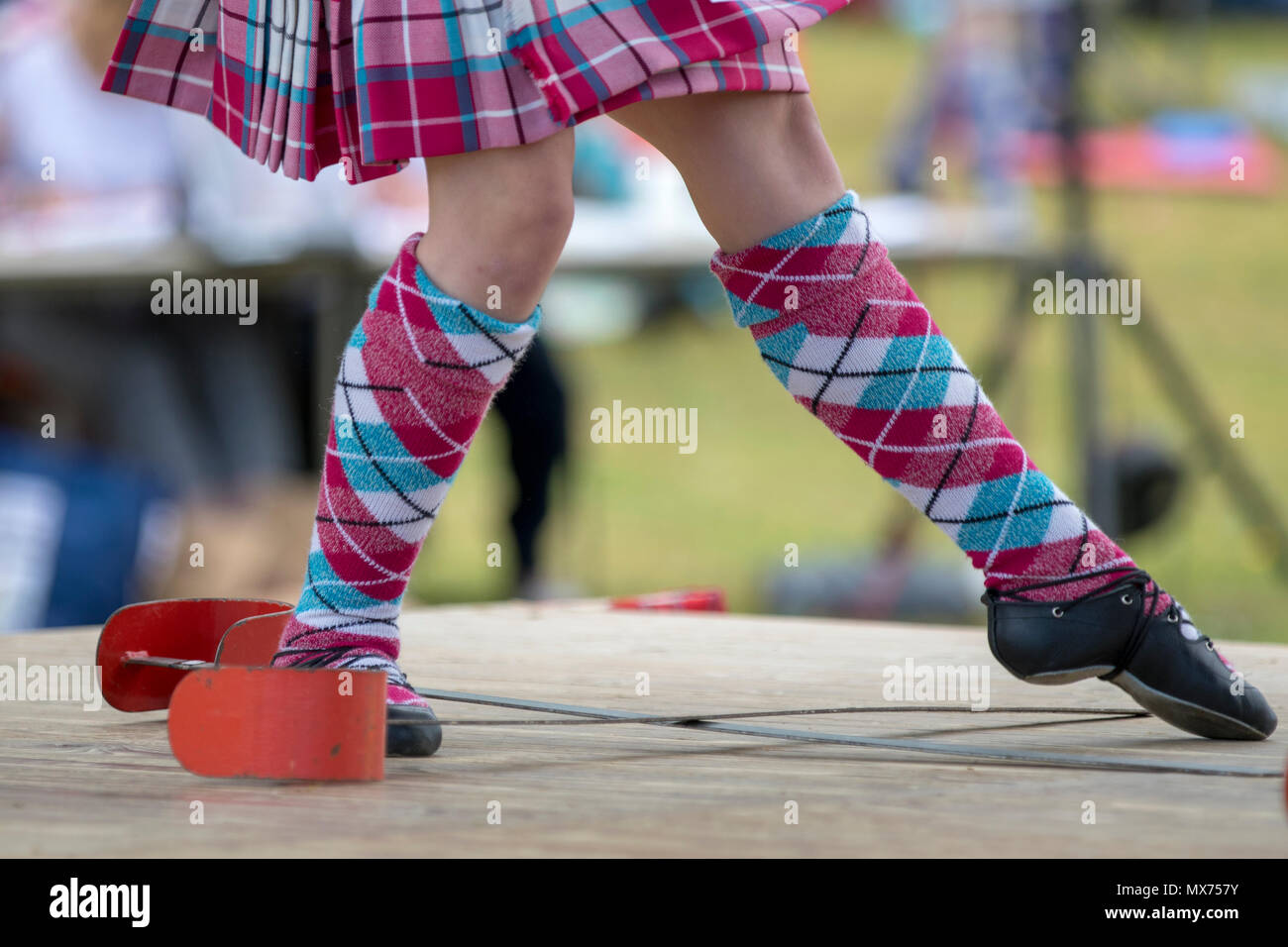 Cornhill, ÉCOSSE - 02 juin 2018 : une épée écossaise Dancer performing au Highland Games à Cornhill, Ecosse. Banque D'Images