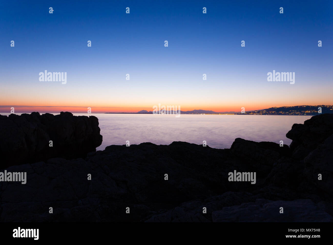 Coucher du soleil du Cap d'Antibes, France. Littoral de Cannes vue. Beau paysage français Banque D'Images