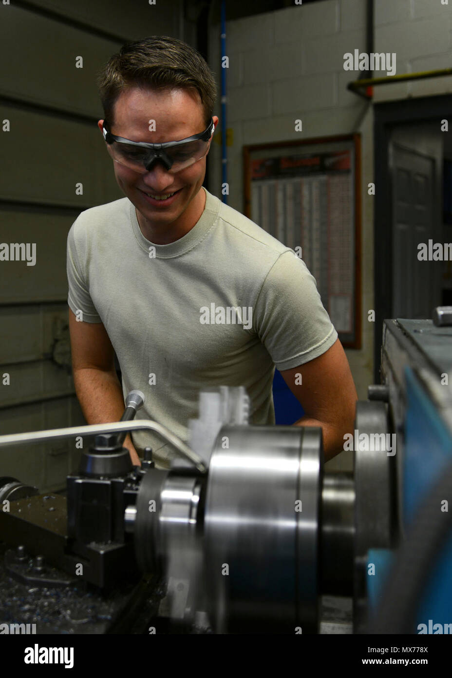 Les cadres supérieurs de l'US Air Force Airman Matthieu Mutz, 20e Escadron de maintenance des équipements de technologie des métaux d'aéronefs, de compagnon fabrique un adaptateur de couple chez Shaw Air Force Base, S.C., le 3 mai 2017. La maintenance des aéronefs utilisez l'outil pour maintenir les pompes à carburant principal dans F-16CM Fighting Falcon Banque D'Images