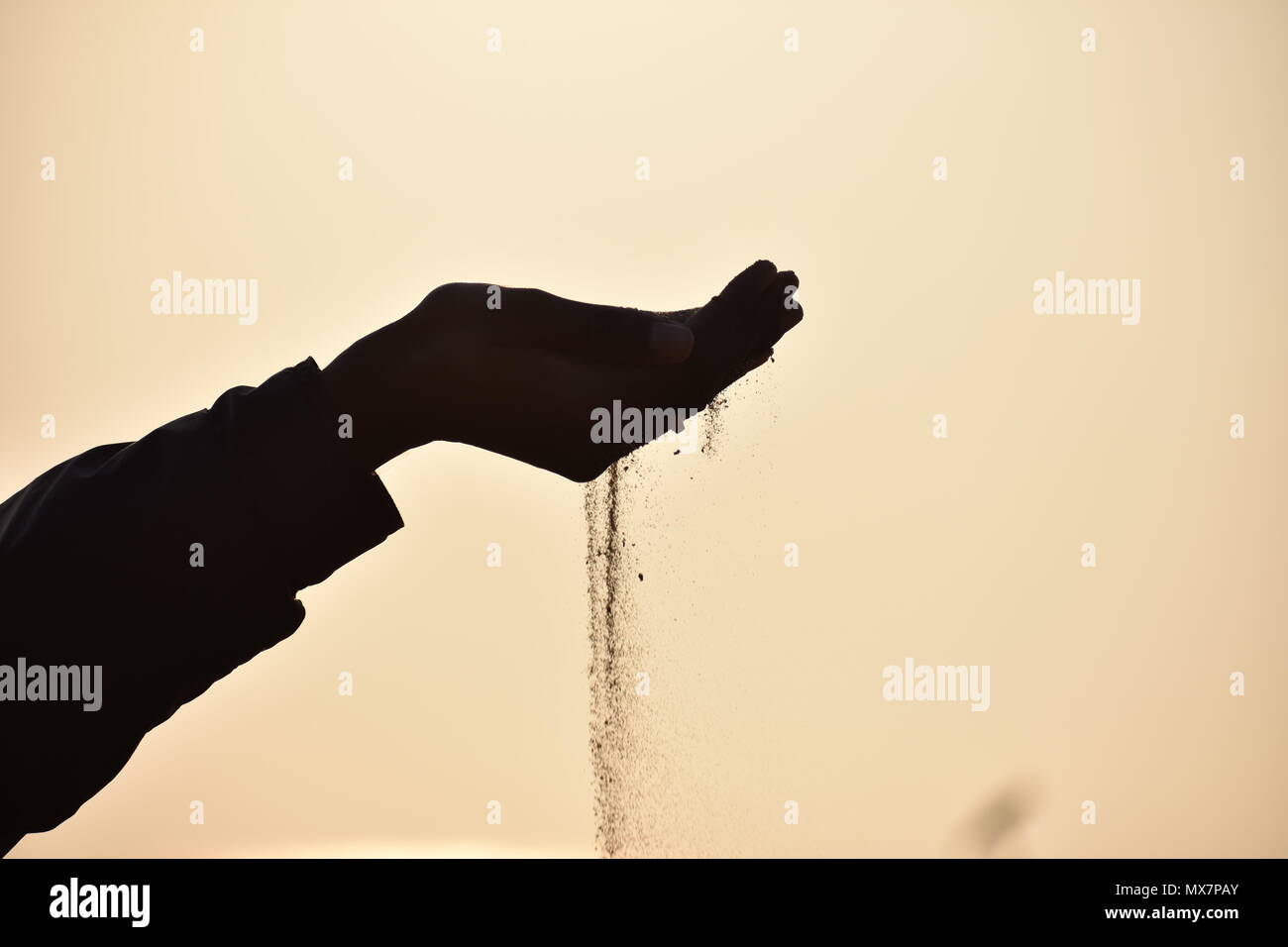 Par les mains de sable Banque D'Images