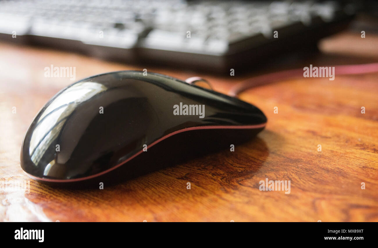 Souris laser ordinateur noir sur table avec clavier Banque D'Images