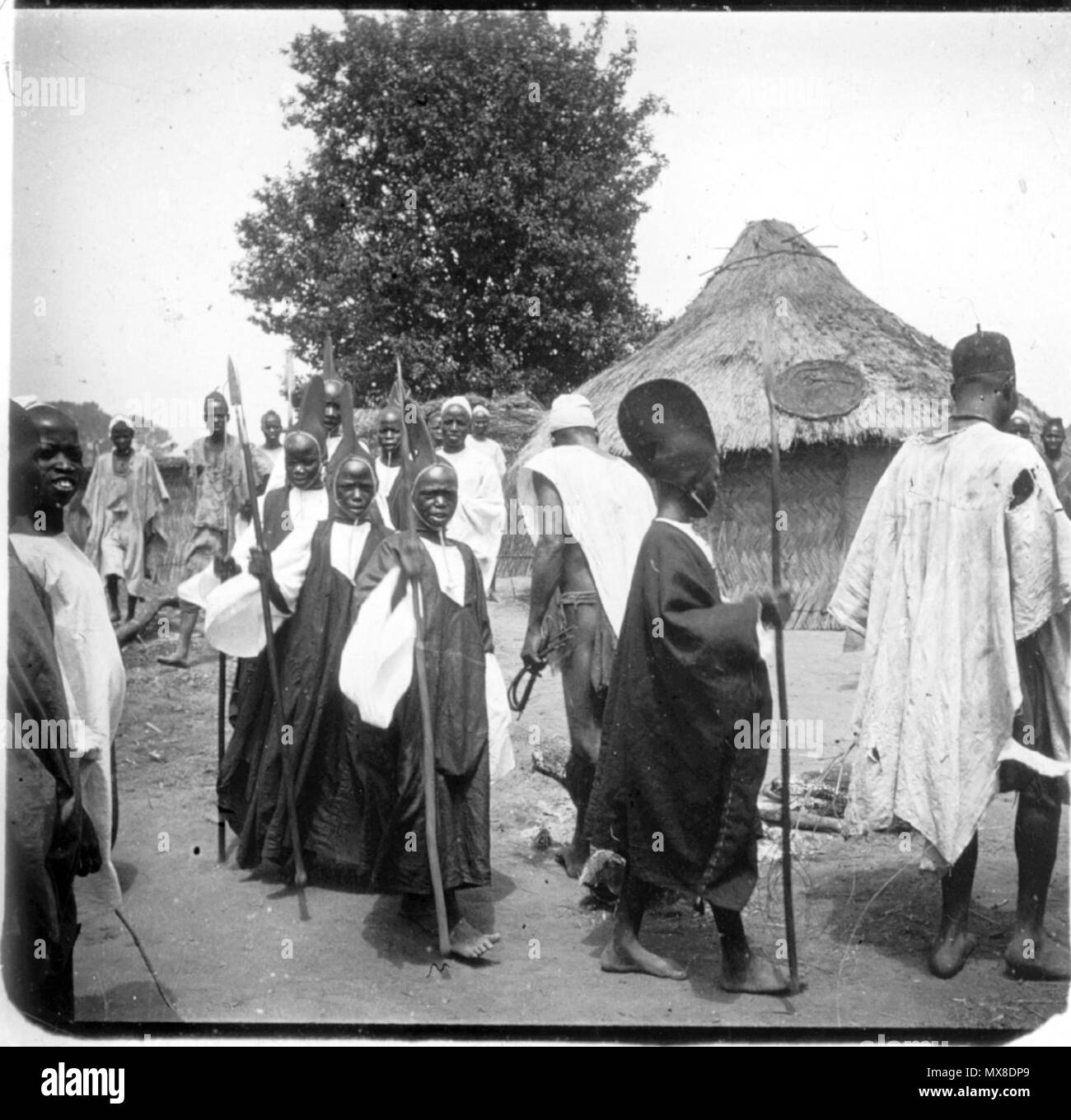 175 Défilé de jeunes circoncis après la cérémonie d'initiation, Diangana, (Guinée), 29 mars 1899 Banque D'Images