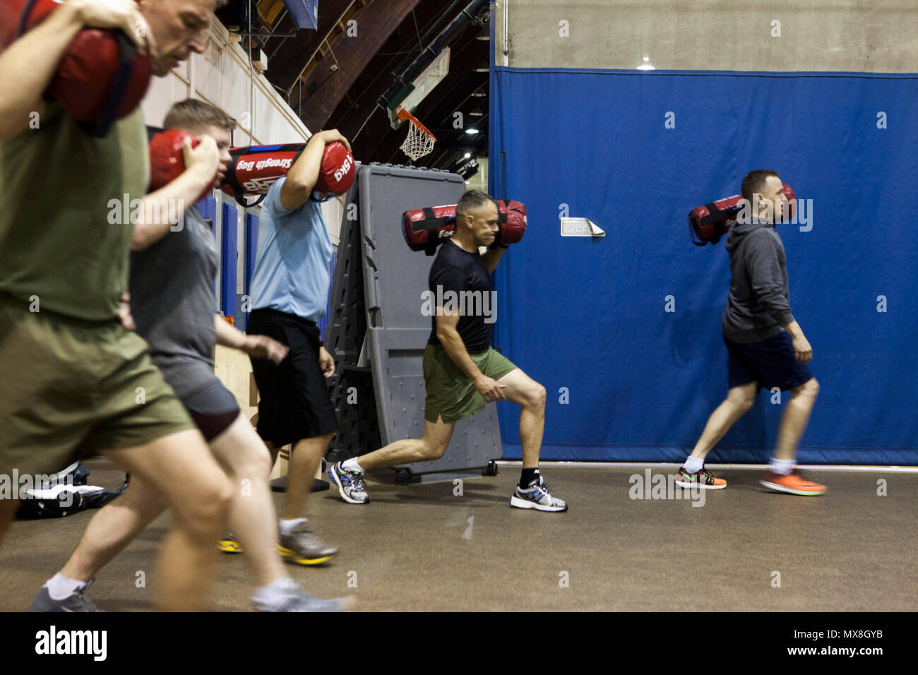 Les Marines américains avec 2nd Marine Aircraft Wing (MAW) effectuer des mouvements brusques pondéré au cours d'une formation tactique de haute intensité (HITT) session avec le brigadier. Le général Matthew G. Glavy, 2D MAW, général commandant de Marine Corps Air Station Cherry Point, N.C., 3 mai 2017. HITT est un programme de conditionnement physique conçu pour améliorer les niveaux de remise en forme et d'optimiser la préparation au combat et la résilience. Banque D'Images