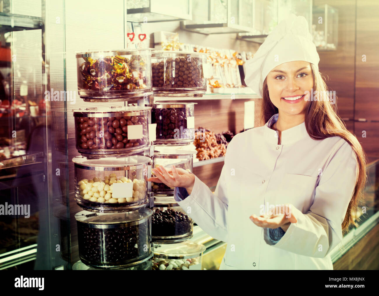Les jeunes shopgirl posant avec un délicieux chocolat et confiserie au coffee-house Banque D'Images