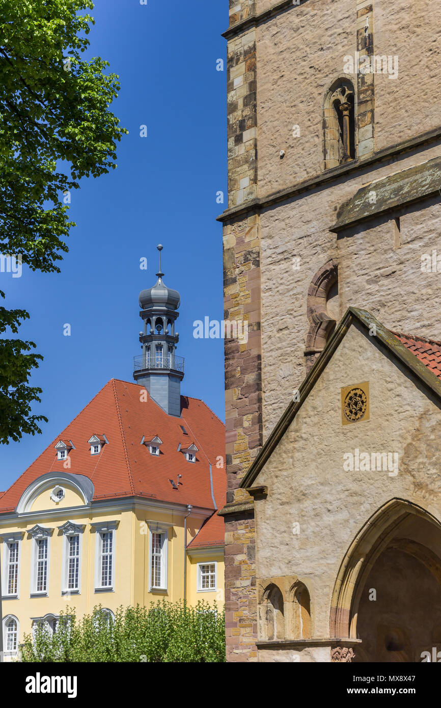 L'église de Munster et de l'hôtel de ville dans le centre de Erlangen, Allemagne Banque D'Images