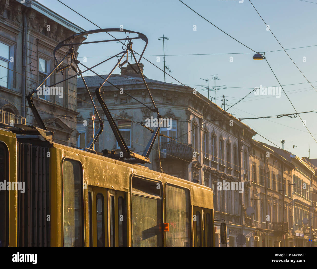 LVIV, UKRAINE - Mai 25, 2018 : Déménagement du tramway à travers la ville en début de matinée à Lviv, Ukraine Banque D'Images