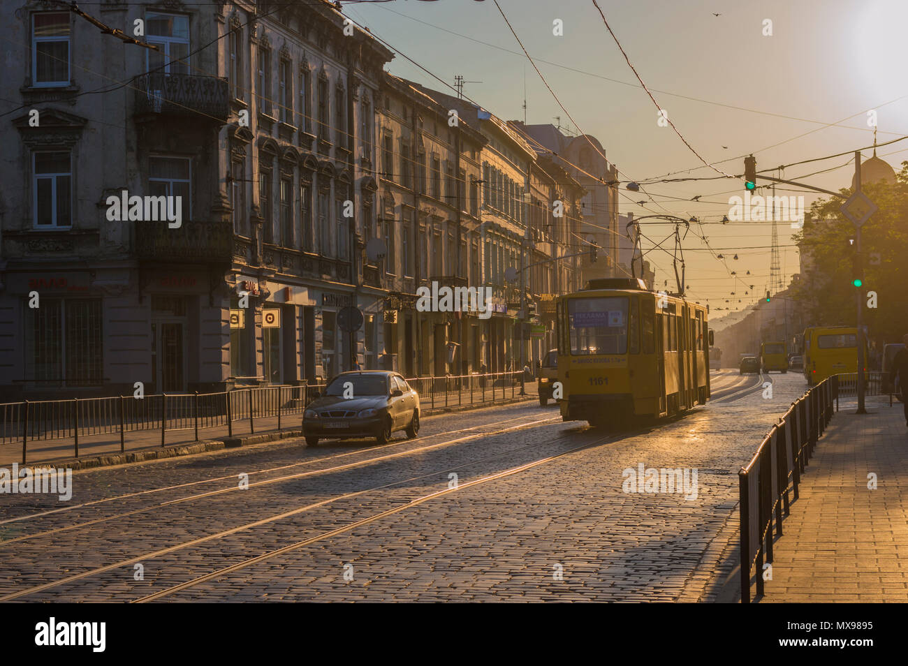LVIV, UKRAINE - Mai 25, 2018 : Déménagement du tramway à travers la ville en début de matinée à Lviv, Ukraine Banque D'Images