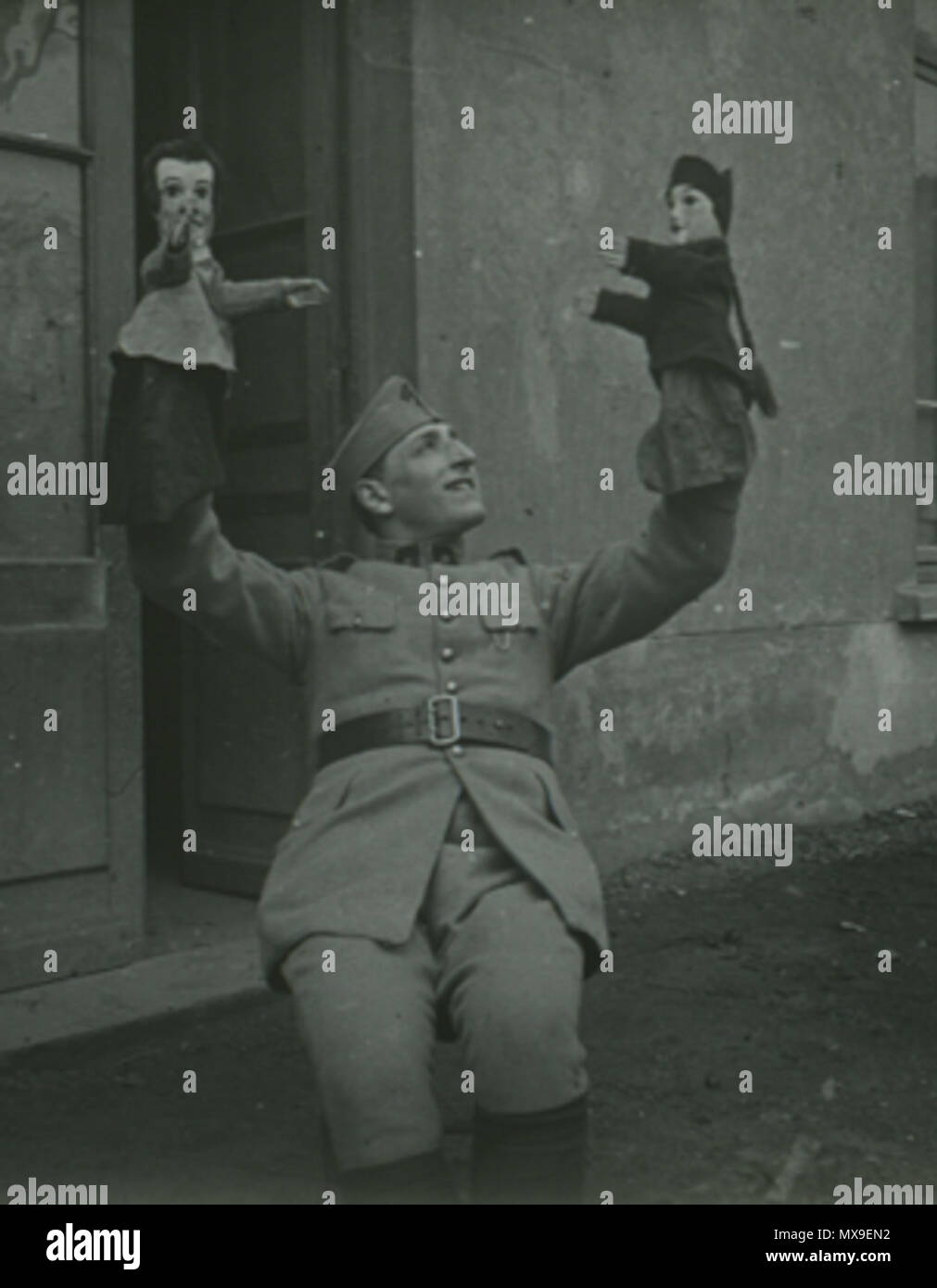 . Georges Bazin smiling holding, l'autorisation est appuyée contre un rebord de fenêtre. Bras levés, en tant qu'acteur, il s'habiller dans sa main gauche marionnette Guignol et Gnafron dans sa main droite qui sont expliquées. Il donne vie à la marionnette. 1927. Georges Bazin 1927 inconnu 240 Banque D'Images