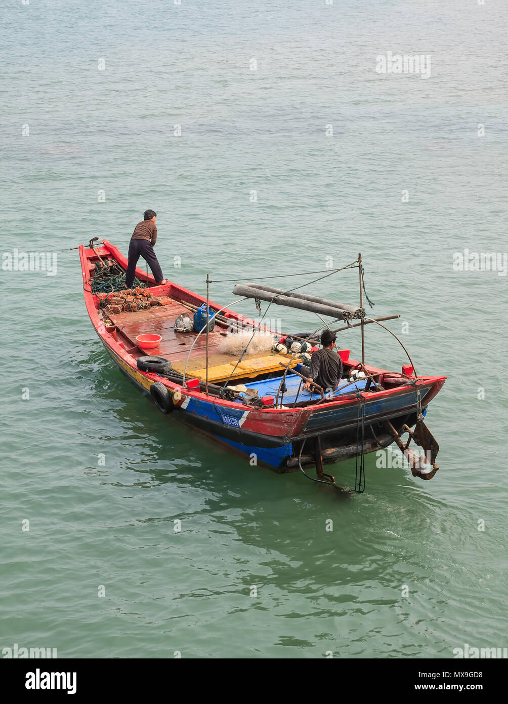 XIAMEN-MARS 22, 2009. Bateau de pêcheur traditionnel. Efforts visant à stimuler l'économie maritime de la Chine a donné lieu à l'épuisement de son stock de pêche. Banque D'Images