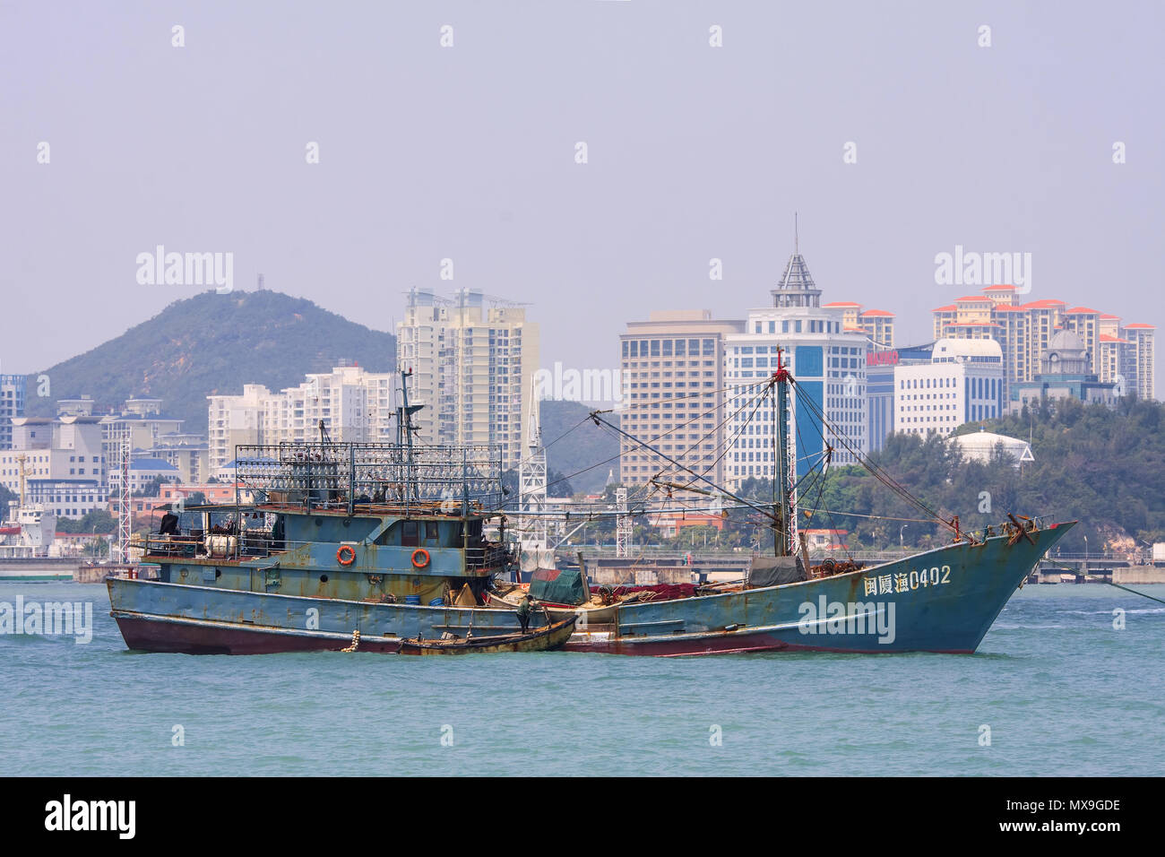 XIAMEN-MARS 22, 2009. Vieux bateau de pêche en zone côtière. Efforts visant à stimuler l'économie maritime de la Chine a donné lieu à l'épuisement de son stock de pêche. Banque D'Images