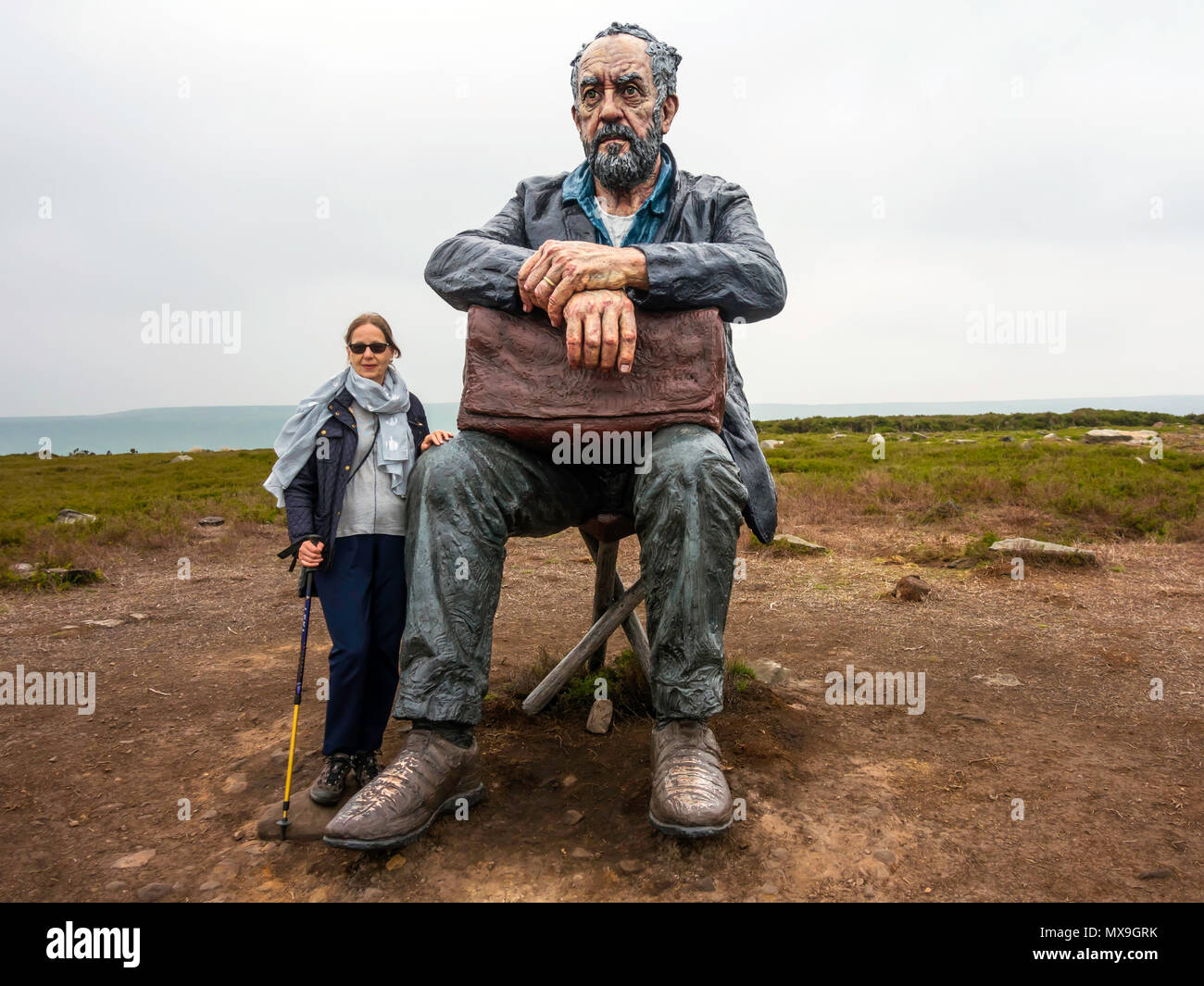 Un haut dame debout par l'homme assis Sculpture par l'artiste Sean Henry à Castleton dans le parc national des North Yorkshire Moors donnant sur Westerdale Banque D'Images