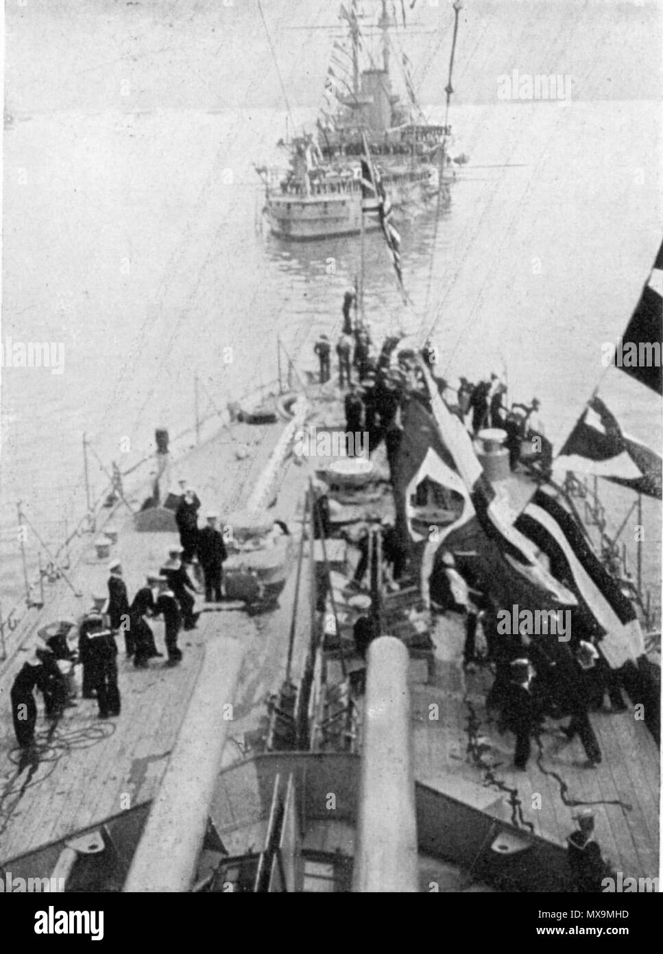 . Anglais : voir à partir du pont du HMS Dreadnought au cours de l'examen de la Marine. 1908. La Reine Alexandra de Grande-Bretagne (1844-1925) 281 HMSDreadnought bridgeview Banque D'Images