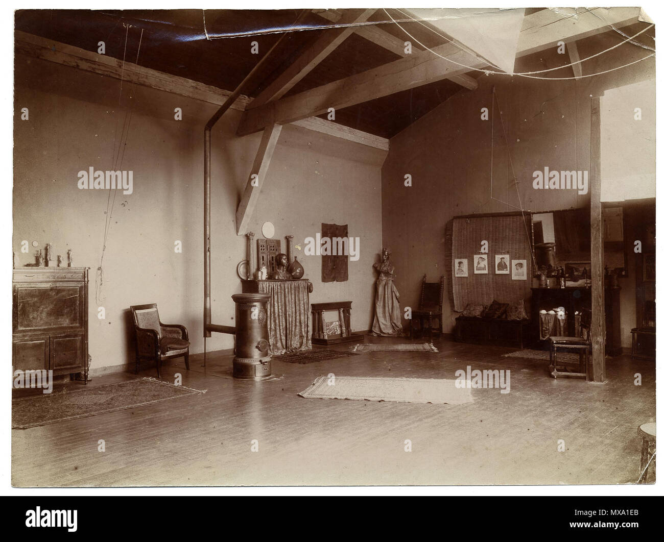 . Description : Intérieur de Tanner's studio à Paris. L'identification au verso (manuscrit) : Buste de Henry O. Tanner dans l'angle donné par Jesse O. Tanner au Metropolitan Museum. (Où est-il maintenant ?) Un studio au 51 rue St Jacques, Paris. À une époque, mon père avait deux studios dans le même immeuble. Henry Ossawa Tanner, 1859-1937, Créateur/photographe : photographe non identifié : Moyen d'impression photographique noir et blanc Dimensions : 17 cm x 23 cm Date : ch. 1920 Les polluants URL :  <a href ='http://photography.si.edu/SearchImage.aspx ?id =5623' >http://photography.si.edu/SearchImage.aspx ?id =5623 </a > Repo Banque D'Images