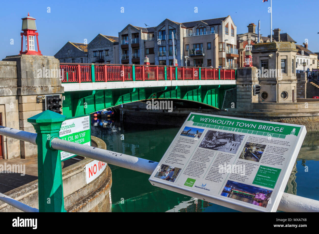 Le pont de la ville de Weymouth, signe de l'information et du port maison de ville en bord de mer , Dorset, Angleterre, côte sud, Grande Bretagne, UK, FR,eu Banque D'Images