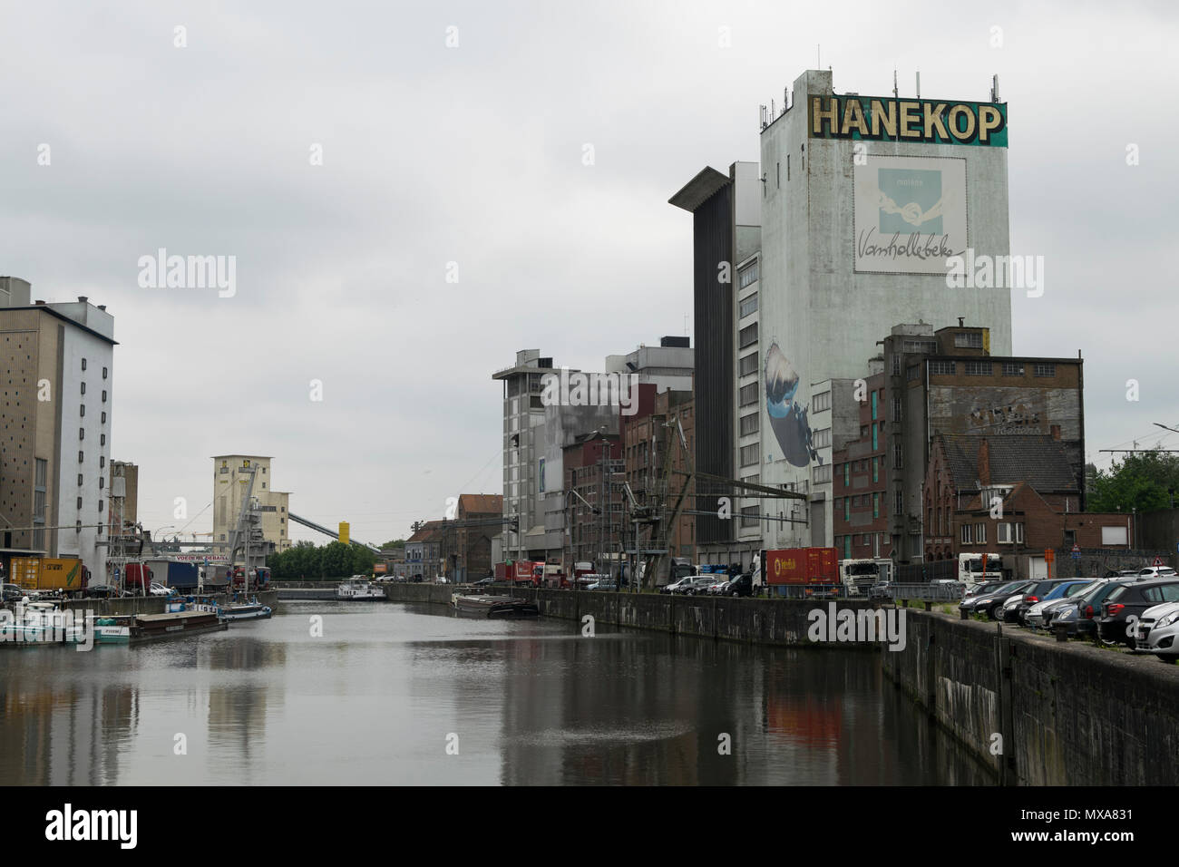 Le canal à Roulers, où la plupart de l'industrie est situé à Banque D'Images