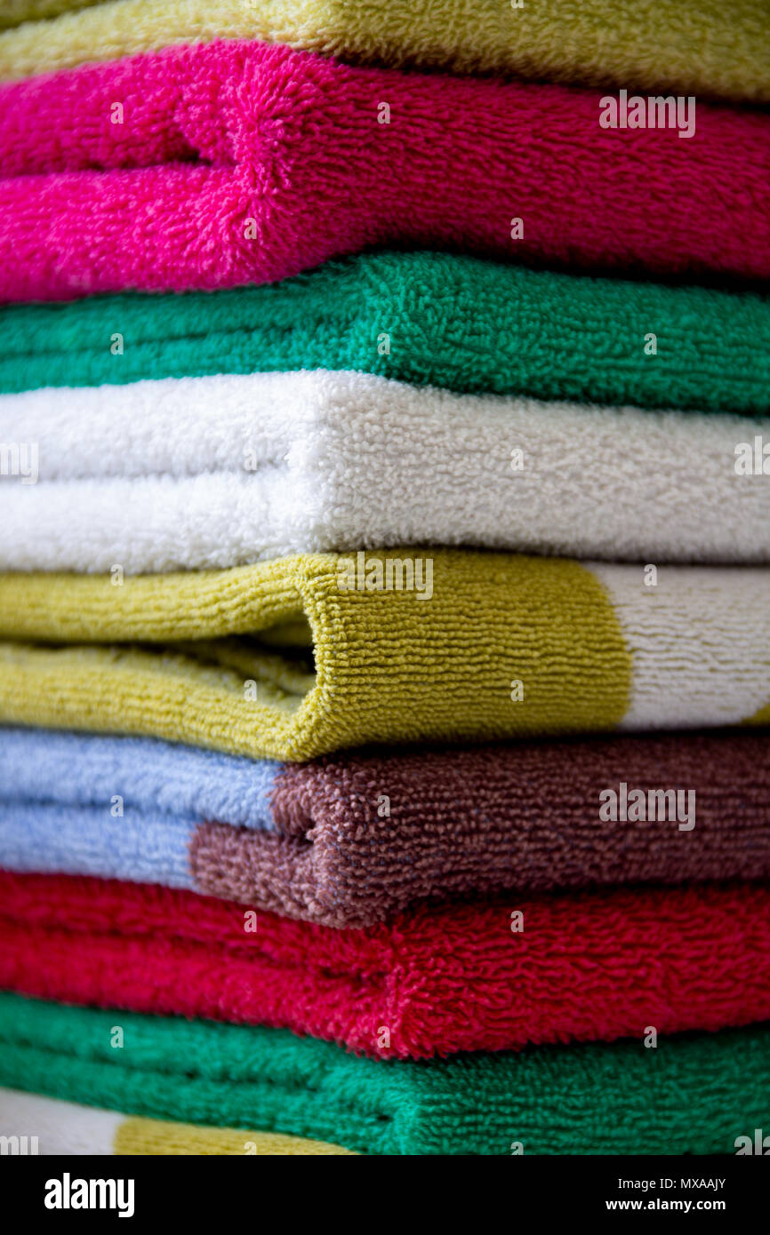 Serviettes colorés empilés les uns sur les autres. Serviettes empilées l'arrière-plan. Service de l'hôtel et maison de concept. Banque D'Images