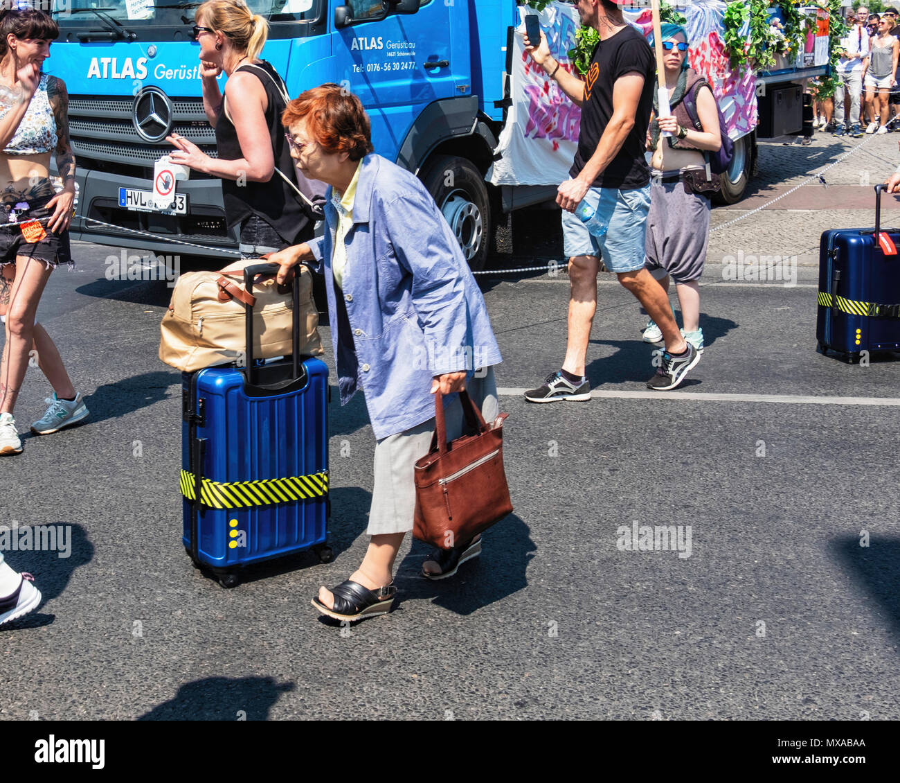 Allemagne, Berlin-Mitte, 27 mai 2017. Des femmes âgées touriste avec valise  pris dans l'AfD demonstartion anti à la gare centrale de Berlin Photo Stock  - Alamy