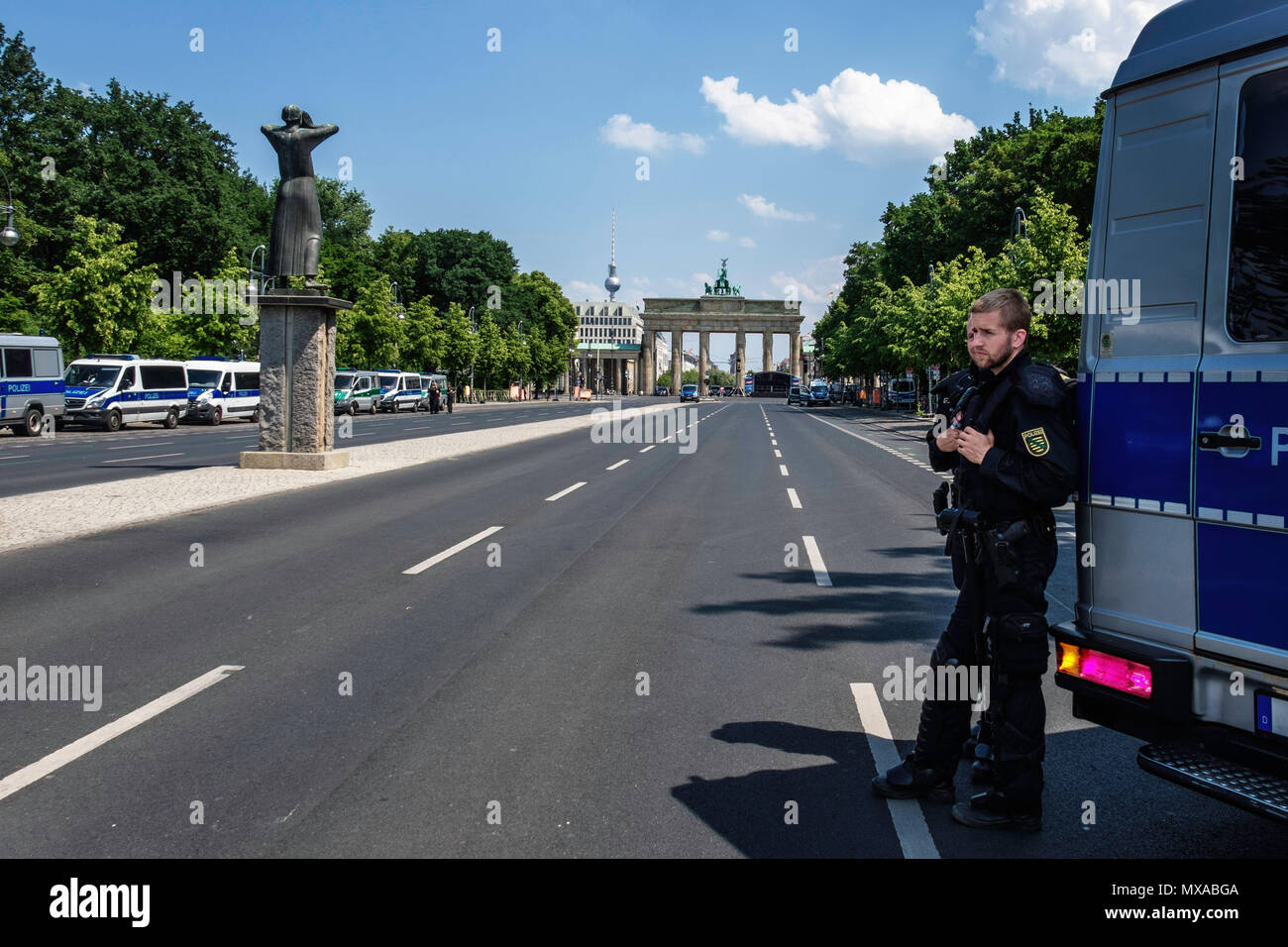 Allemagne, Berlin-Mitte, 27 mai 2018. Préparer la police pour protester contre le trafic en gratuitement Strasse des 17 Juni sur jour de pro et anti manifestations l'AfD. Banque D'Images