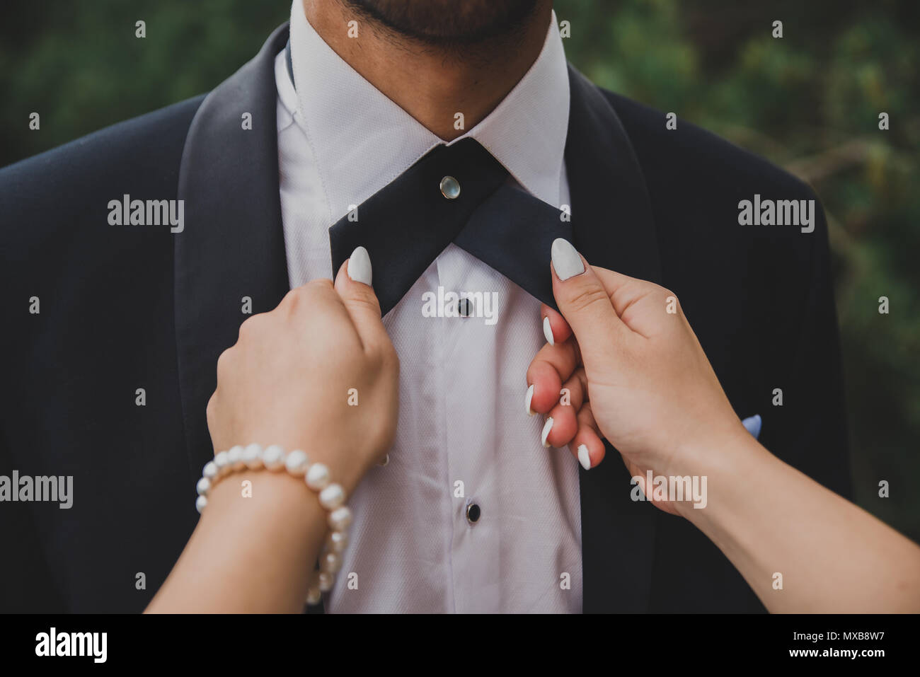 Marié à tuxedo mariage dans la forêt Banque D'Images