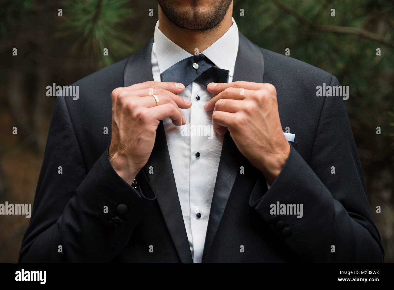 Marié à tuxedo mariage dans la forêt Banque D'Images