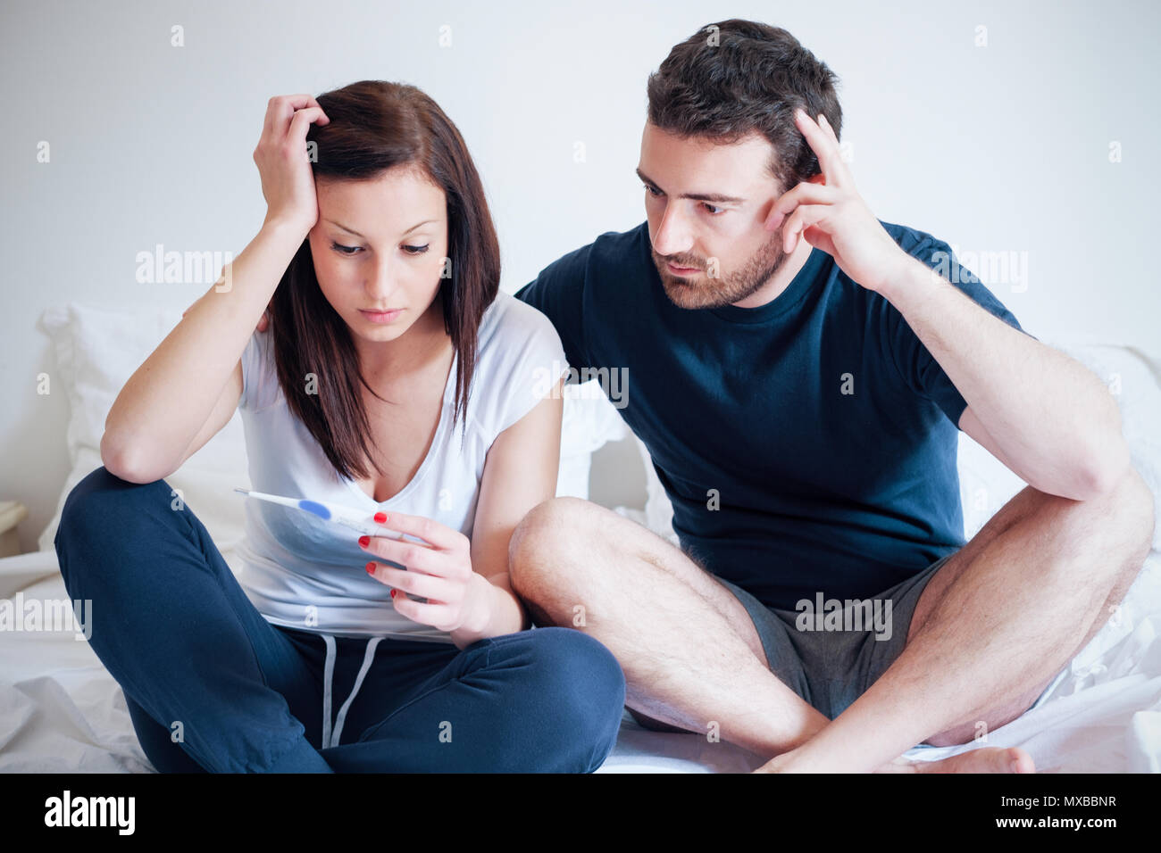 Couple Amoureux Triste Apres Un Test De Grossesse Photo Stock Alamy
