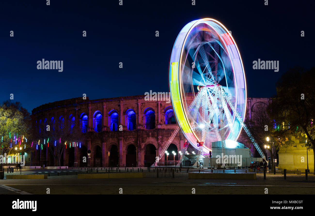 Grande roue en rotation avec le flou lumineux près de l'arène de Nîmes,  France Photo Stock - Alamy