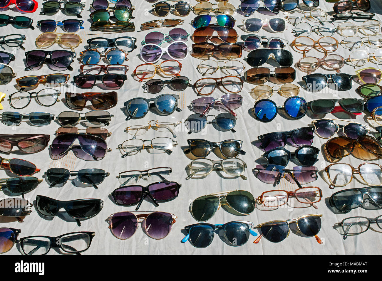 Beaucoup de lunettes de soleil et de nuances dans le marché aux puces dans  une journée ensoleillée à Istanbul Photo Stock - Alamy