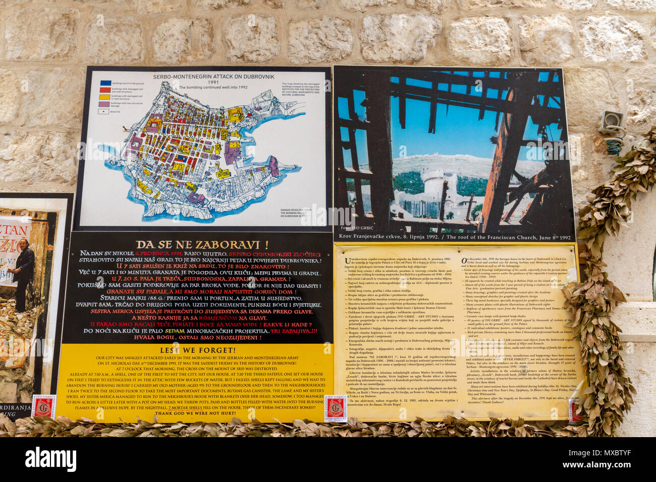 Carte en couleurs et mémorial aux bombardement de Dubrovnik le 6 décembre 1991 sur un Ivo Adriatic'c chambre/studio, la vieille ville de Dubrovnik, Croatie. Banque D'Images