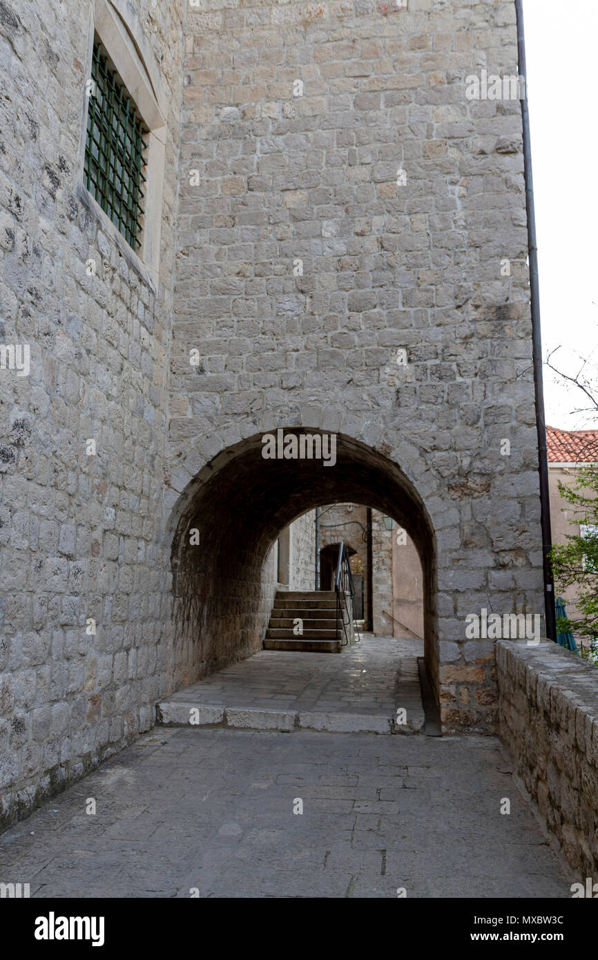 Chemin d'archway typique dans la vieille ville de Dubrovnik, Croatie (qui s'est passé dans le jeu des trônes des mini-séries). Banque D'Images