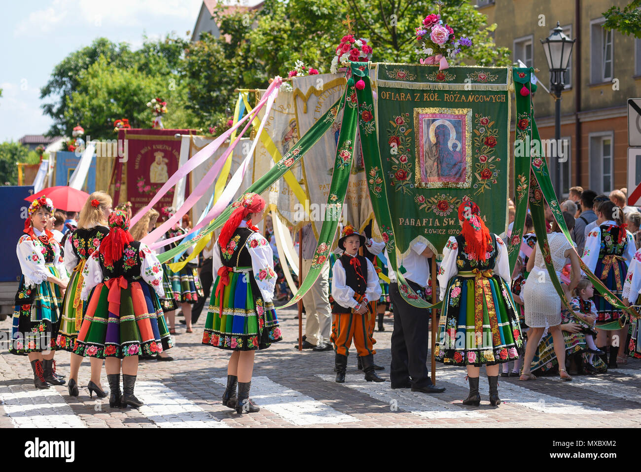 Lowicz / Pologne - Mai 31,2018 : église du Corpus Christi procession de la marche et l'exercice toiles brodées de symboles religieux. La population locale Banque D'Images