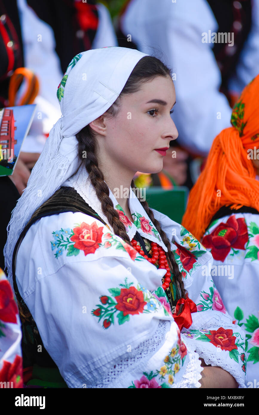 Lowicz / Pologne - Mai 31,2018 : église du Corpus Christi holiday procession. Les femmes vêtus de costumes folkloriques, régionaux avec des rayures colorées, embroi Banque D'Images