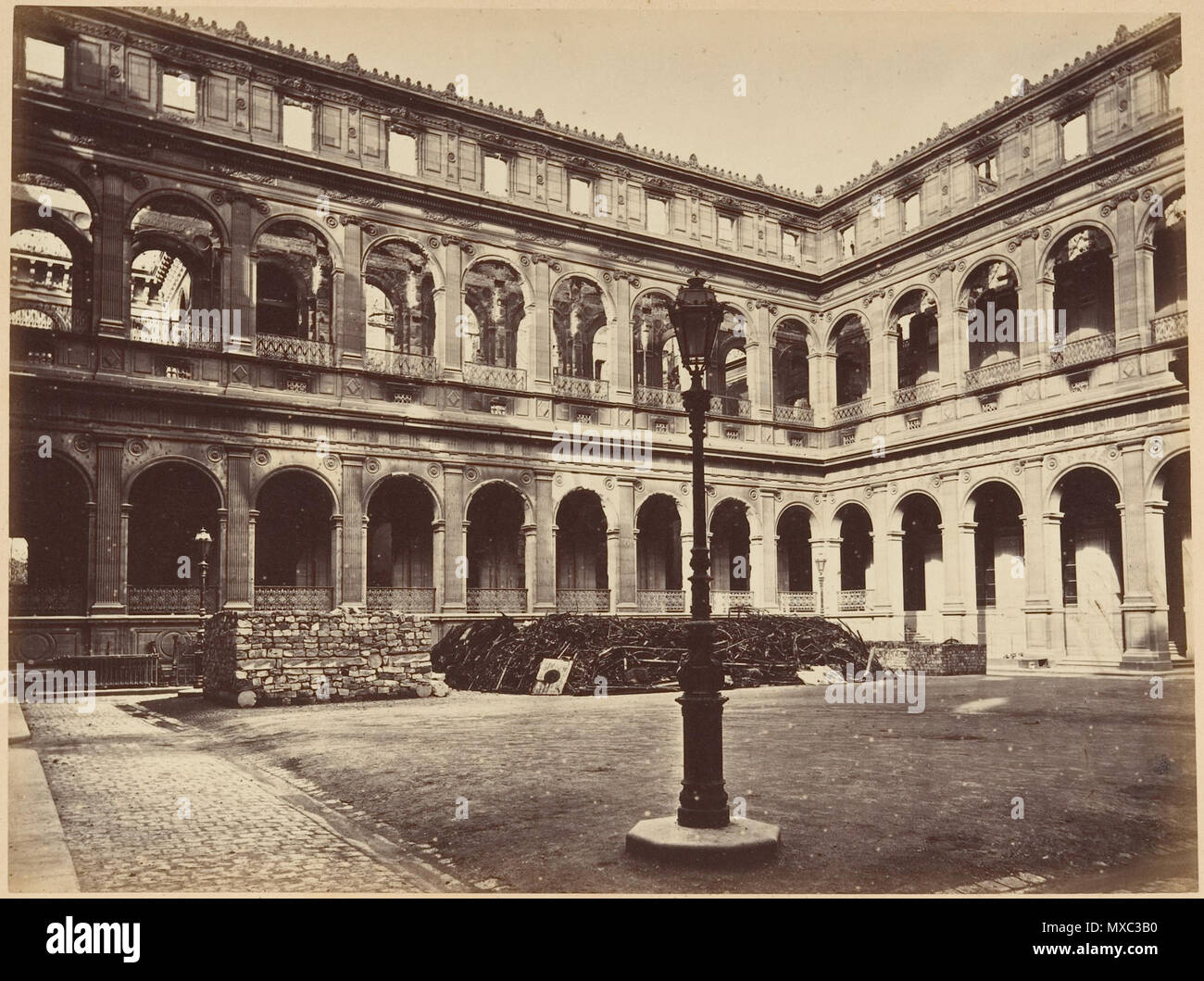 . Anglais : Les ruines de Paris et de ses environs 1870-1871 : 100 Photographies : Premier Volume. Par A. Liébert, texte par Alfred d'Aunay. Auteur : Alfred d'Aunay (Français) Date : 1870-71 Médium : Épreuve épreuves à partir de négatifs sur verre Dimensions : env. : Images 19 x 25 cm (7 1/2 x 9 13/16 in.), ou les supports de marche arrière : 32,8 x 41,3 cm (12 15/16 x 16 1/4 in.), ou l'inverse de la ligne de crédit Classification : Albums : Joyce F. Menschel Fonds Bibliothèque Photographie 2007 NUMÉRO D'ACCESSION : 2007.454.1.1-.33 . 1870-71. Alphonse Liébert J. (Français, 1827-1913) 369 Les ruines de Paris et de ses environs, 1870-1871 Banque D'Images