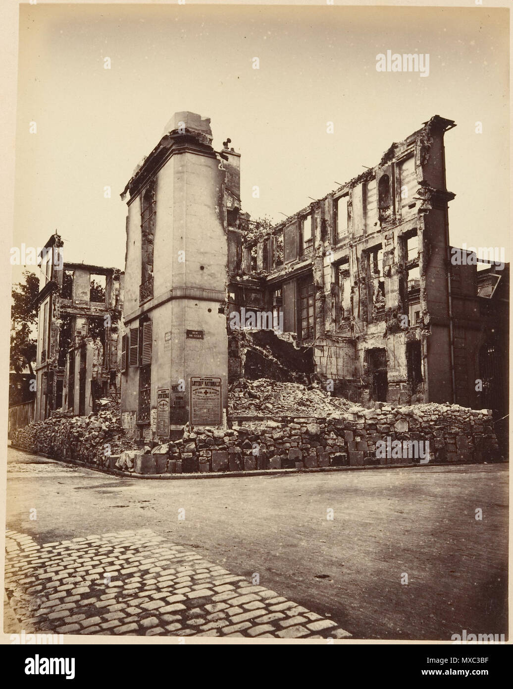 . Anglais : Les ruines de Paris et de ses environs 1870-1871 : 100 Photographies : Premier Volume. Par A. Liébert, texte par Alfred d'Aunay. Auteur : Alfred d'Aunay (Français) Date : 1870-71 Médium : Épreuve épreuves à partir de négatifs sur verre Dimensions : env. : Images 19 x 25 cm (7 1/2 x 9 13/16 in.), ou les supports de marche arrière : 32,8 x 41,3 cm (12 15/16 x 16 1/4 in.), ou l'inverse de la ligne de crédit Classification : Albums : Joyce F. Menschel Fonds Bibliothèque Photographie 2007 NUMÉRO D'ACCESSION : 2007.454.1.1-.33 . 1870-71. Alphonse Liébert J. (Français, 1827-1913) 369 Les ruines de Paris et de ses environs, 1870-1871 Banque D'Images