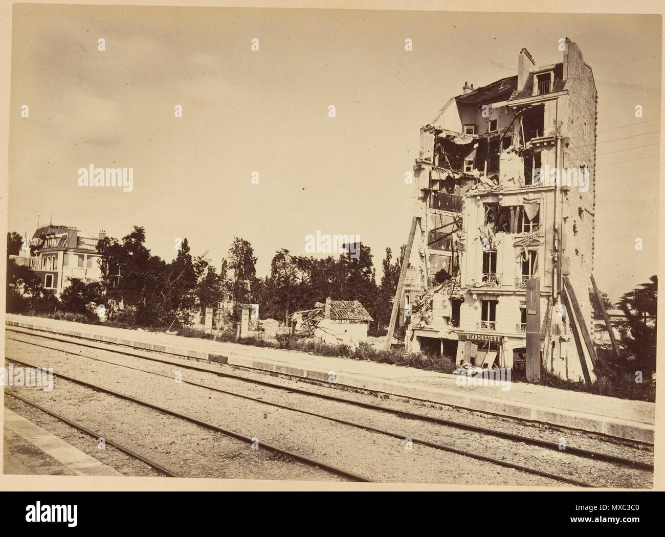 . Anglais : Les ruines de Paris et de ses environs 1870-1871 : 100 Photographies : Premier Volume. Par A. Liébert, texte par Alfred d'Aunay. Auteur : Alfred d'Aunay (Français) Date : 1870-71 Médium : Épreuve épreuves à partir de négatifs sur verre Dimensions : env. : Images 19 x 25 cm (7 1/2 x 9 13/16 in.), ou les supports de marche arrière : 32,8 x 41,3 cm (12 15/16 x 16 1/4 in.), ou l'inverse de la ligne de crédit Classification : Albums : Joyce F. Menschel Fonds Bibliothèque Photographie 2007 NUMÉRO D'ACCESSION : 2007.454.1.1-.33 . 1870-71. Alphonse Liébert J. (Français, 1827-1913) 369 Les ruines de Paris et de ses environs, 1870-1871 Banque D'Images