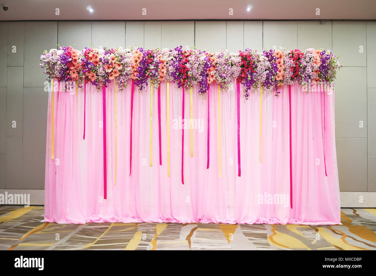 La belle toile de tissu rose avec décoration avec différentes couleurs de  fleur et ruban pour la réception de mariage Photo Stock - Alamy