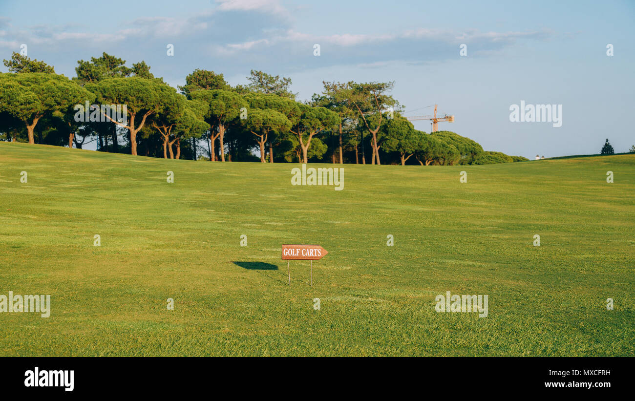 Golf vide en Algarve, Portugal avec les panneaux pour les voiturettes de golf Banque D'Images