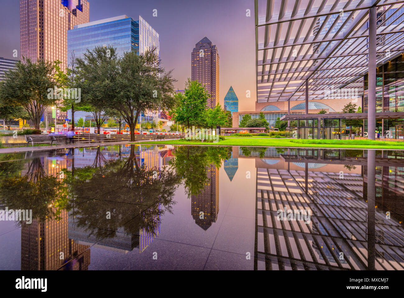 Dallas, Texas, USA downtown plaza et la ville au crépuscule. Banque D'Images