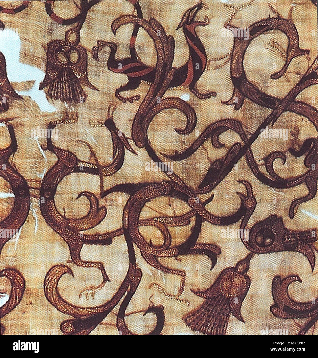 . Détail d'une gaze de soie brodée d'un vêtement rituel 4e siècle avant J.-C., époque Zhou tombe à Mashan, province de Hubei, Chine. Le coulant, curviligne design intègre des dragons, des phénix, et les tigres. Rangées de même, la chaîne ronde-points sont utilisés à la fois pour décrire et à remplir en couleur. 4ème siècle avant J.-C.. PericlesofAthens 127 la soie chinoise, 4e siècle avant J.-C. Banque D'Images