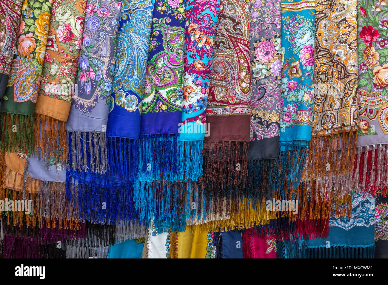 Sélection de motifs colorés, foulards en soie avec glands accroché sur  l'étal d'un vendeur à Suzdal, Russie Photo Stock - Alamy