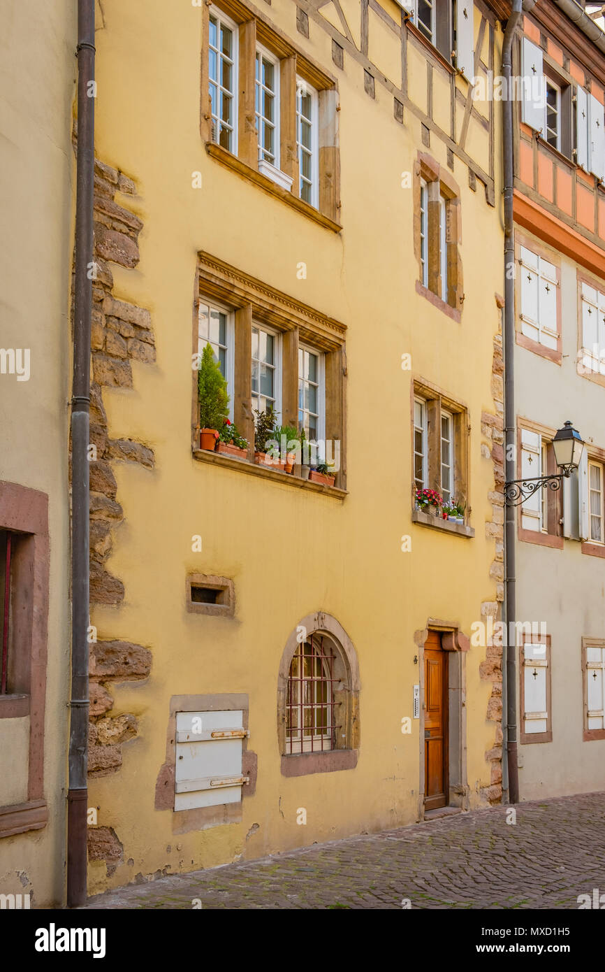 Très vieux bâtiment converti à un usage résidentiel dans la vieille ville de Colmar, France. Banque D'Images