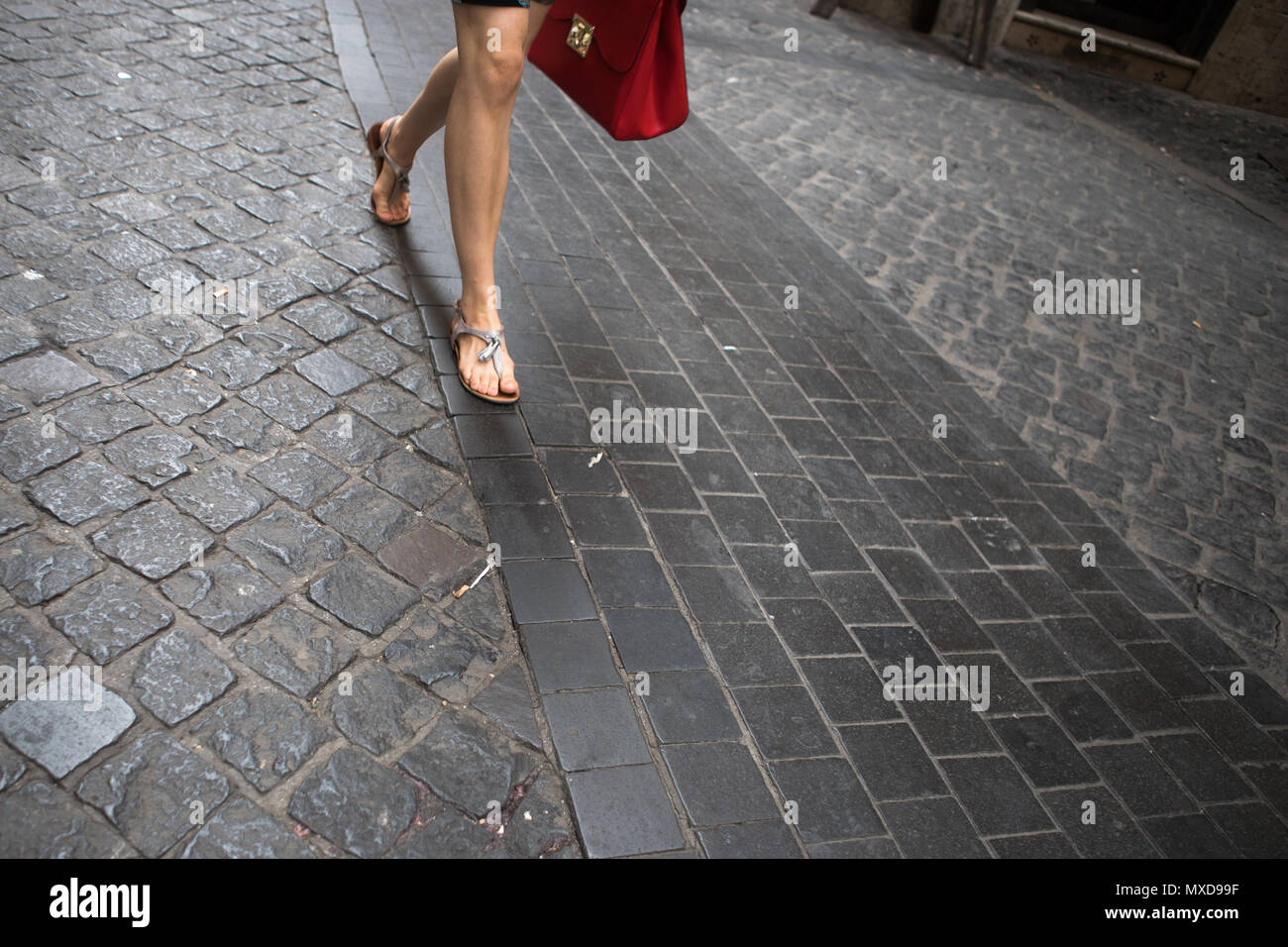 Jambes femme marche sur rue à Rome Italie Banque D'Images