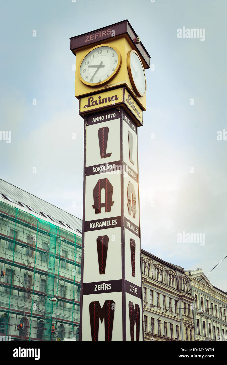 Horloge Laima à Riga, Lettonie. Laima est le plus grand producteur de confiseries dans la Lettonie et l'horloge Laima est l'un des principaux monuments de Riga. Banque D'Images