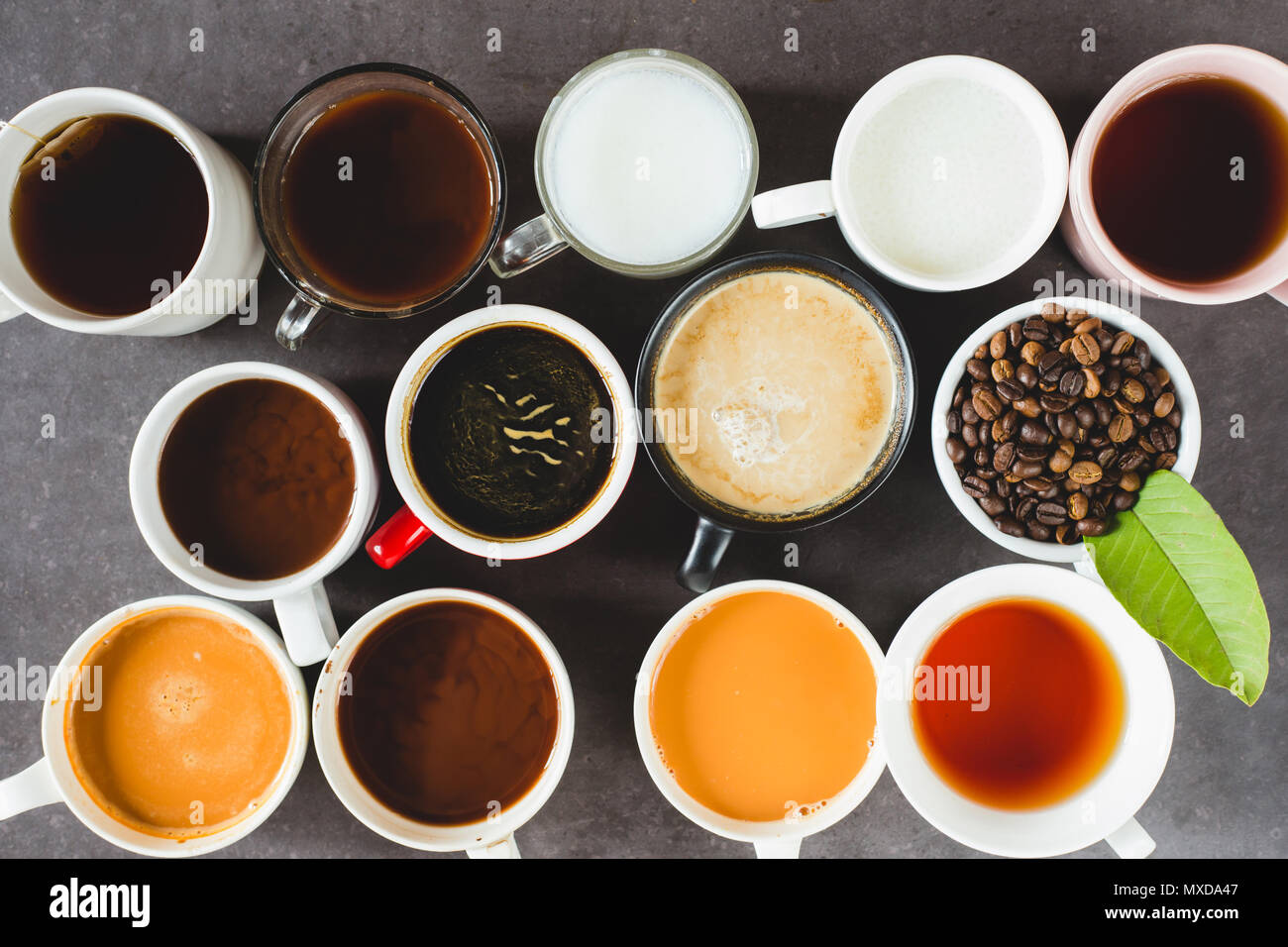 Différents types de café dans des gobelets sur la table sombre, vue du dessus Banque D'Images