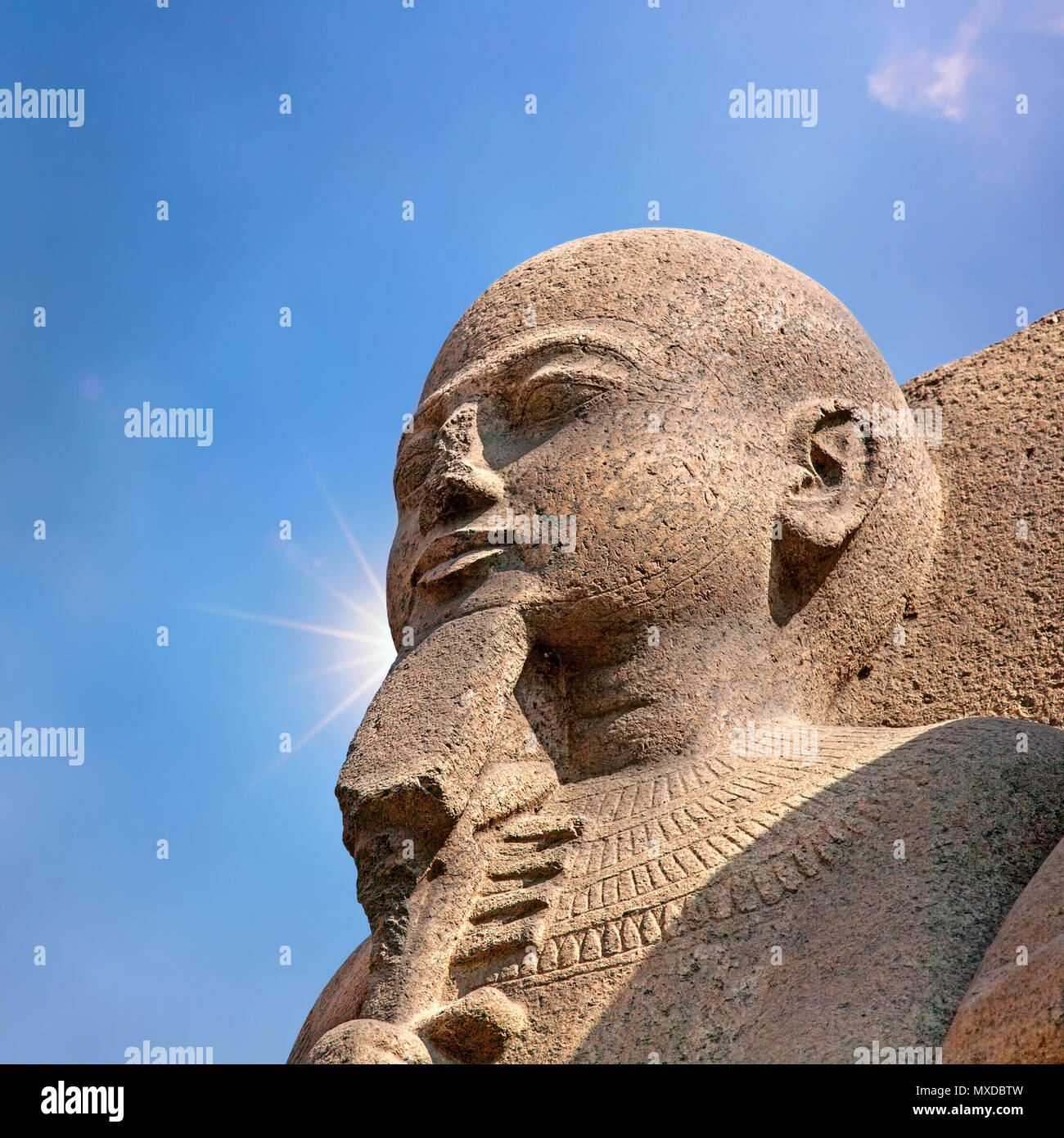 La sculpture de l'ancienne Egypte au Caire, Égypte, sur fond de ciel bleu avec sun flare. Banque D'Images
