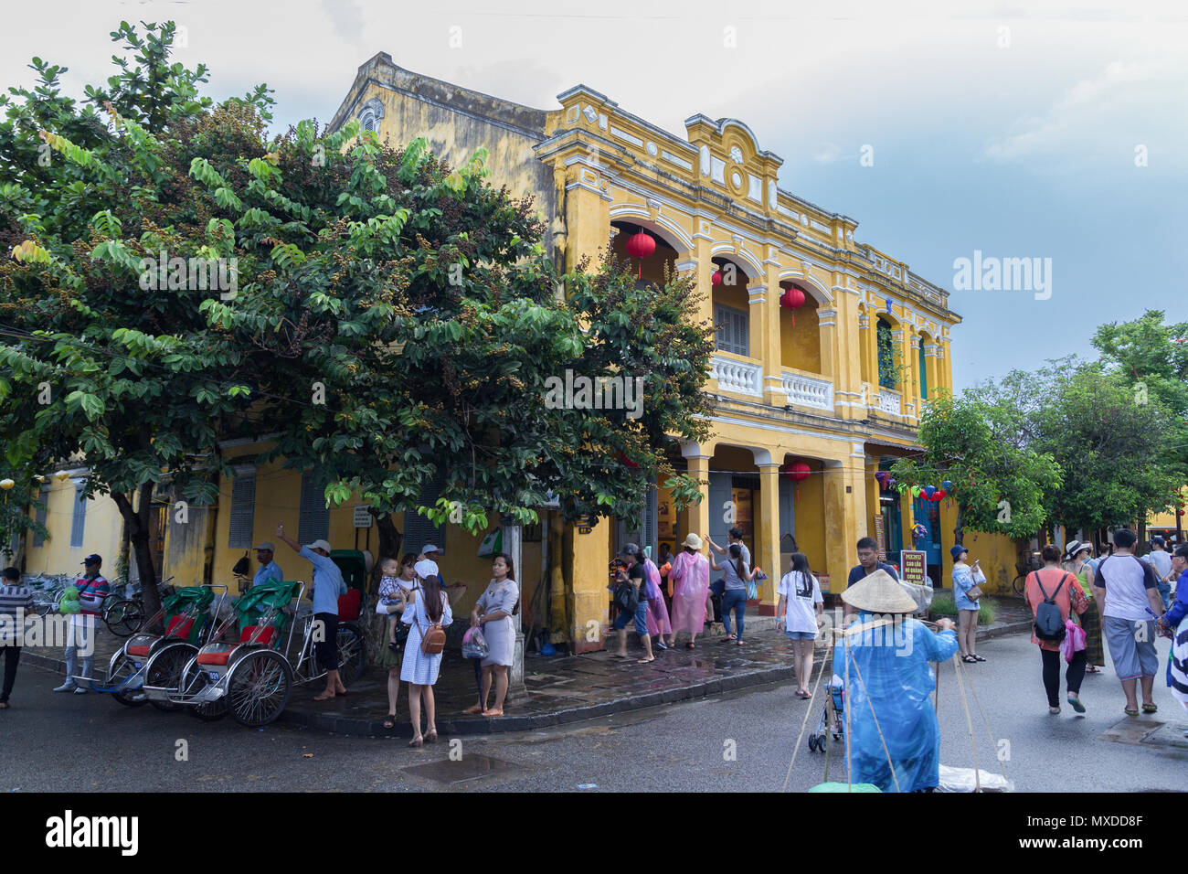 Les touristes dans les rues de Hoi An Vietnam Banque D'Images